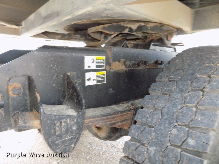 image for item DE7722 2001 Peterbilt 330 semi truck