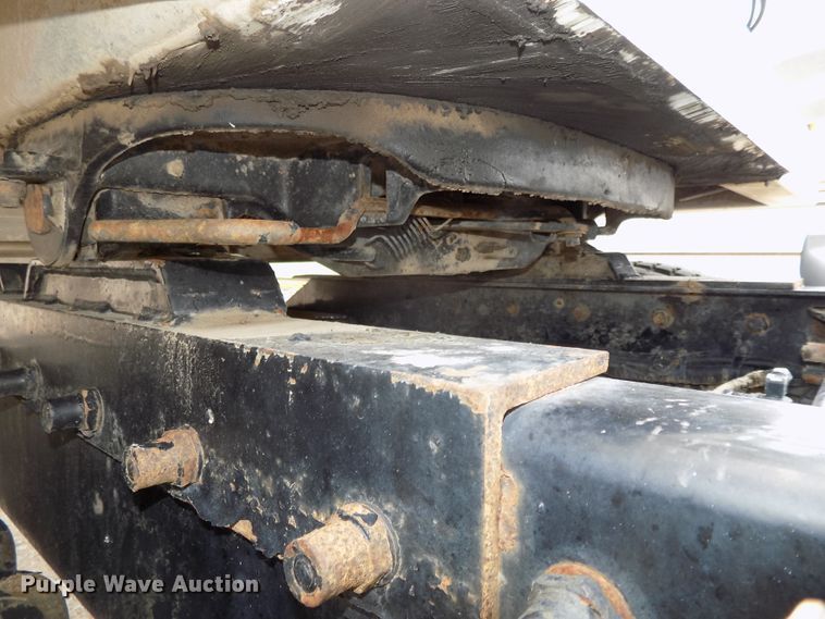 image for item DE7722 2001 Peterbilt 330 semi truck