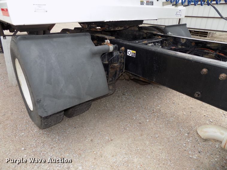 image for item DE7722 2001 Peterbilt 330 semi truck