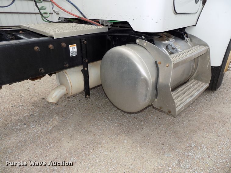 image for item DE7722 2001 Peterbilt 330 semi truck