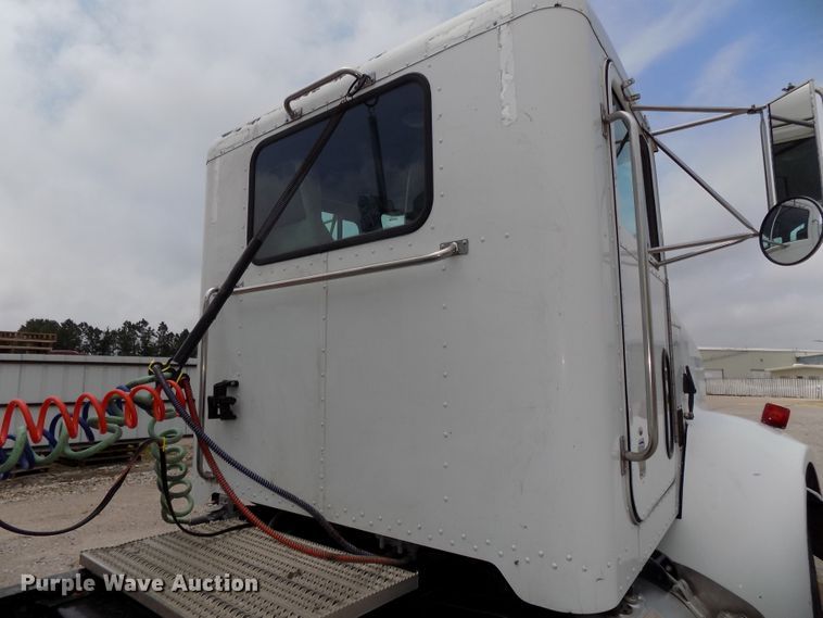 image for item DE7722 2001 Peterbilt 330 semi truck
