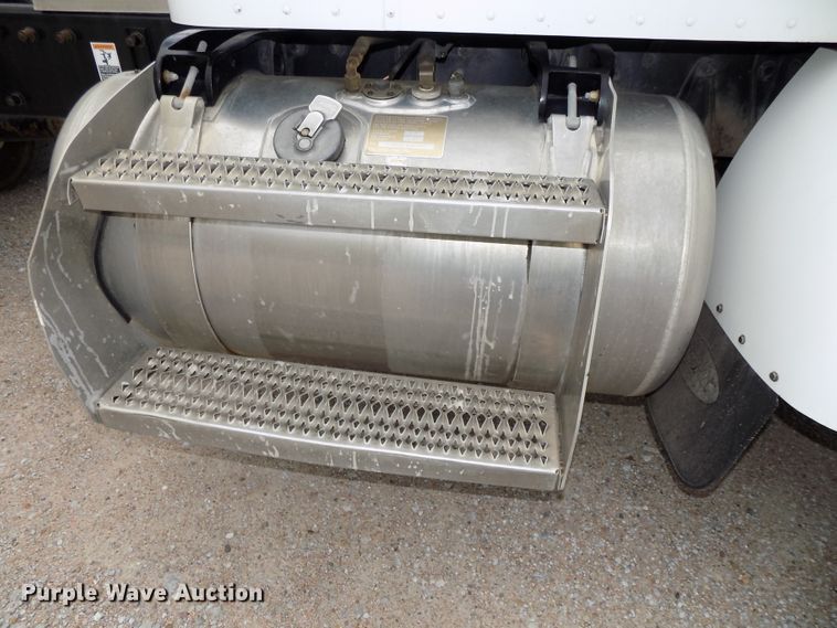 image for item DE7722 2001 Peterbilt 330 semi truck