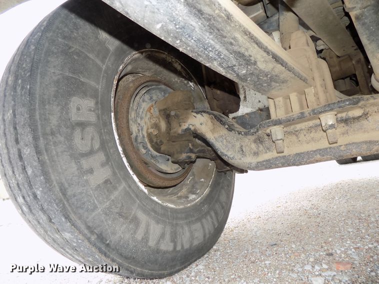 image for item DE7722 2001 Peterbilt 330 semi truck