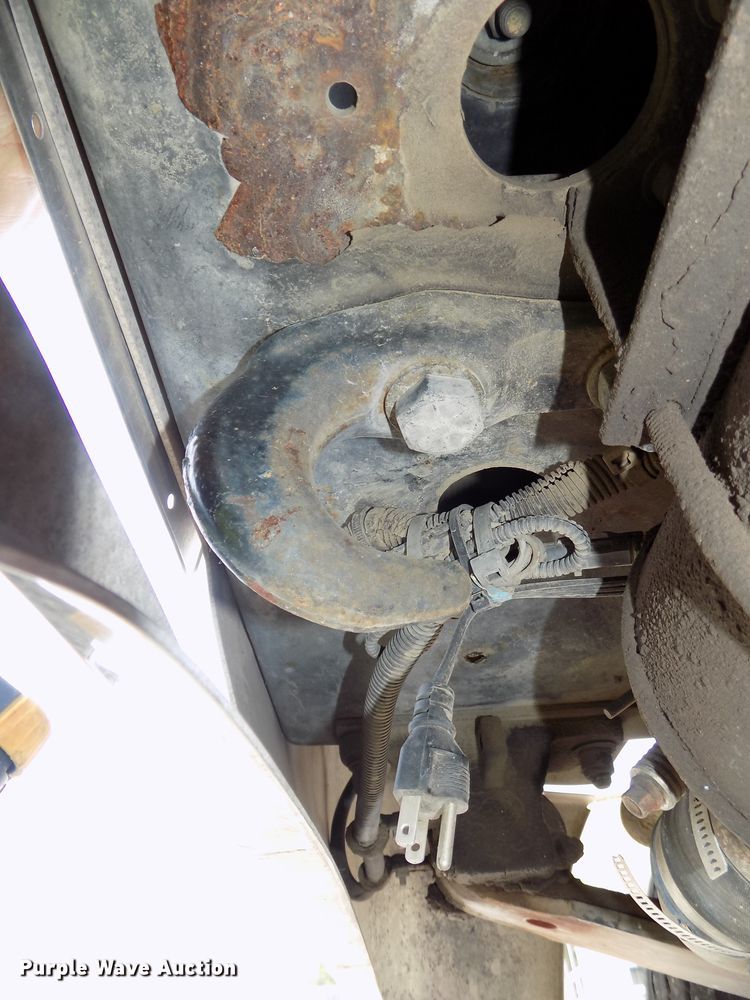 image for item DE7722 2001 Peterbilt 330 semi truck