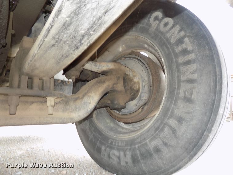 image for item DE7722 2001 Peterbilt 330 semi truck