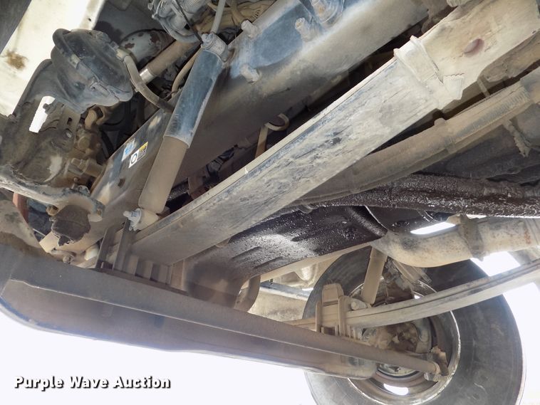 image for item DE7722 2001 Peterbilt 330 semi truck