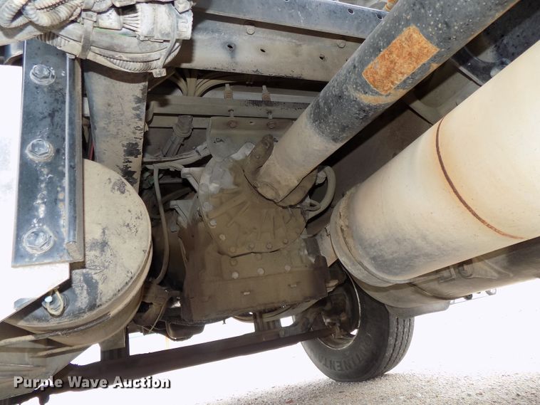 image for item DE7722 2001 Peterbilt 330 semi truck