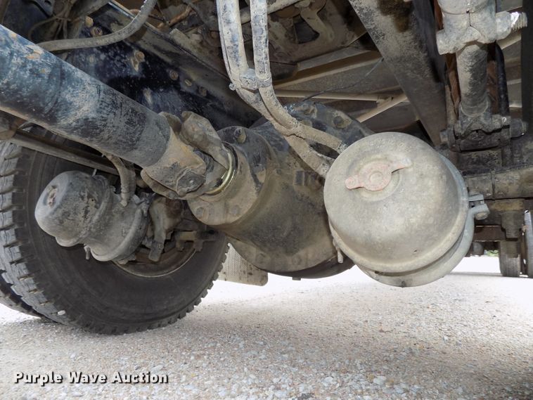 image for item DE7722 2001 Peterbilt 330 semi truck