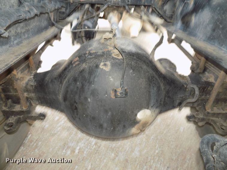 image for item DE7722 2001 Peterbilt 330 semi truck