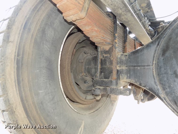 image for item DE7722 2001 Peterbilt 330 semi truck