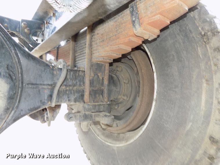 image for item DE7722 2001 Peterbilt 330 semi truck