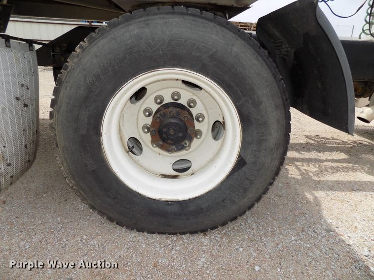 image for item DE7722 2001 Peterbilt 330 semi truck