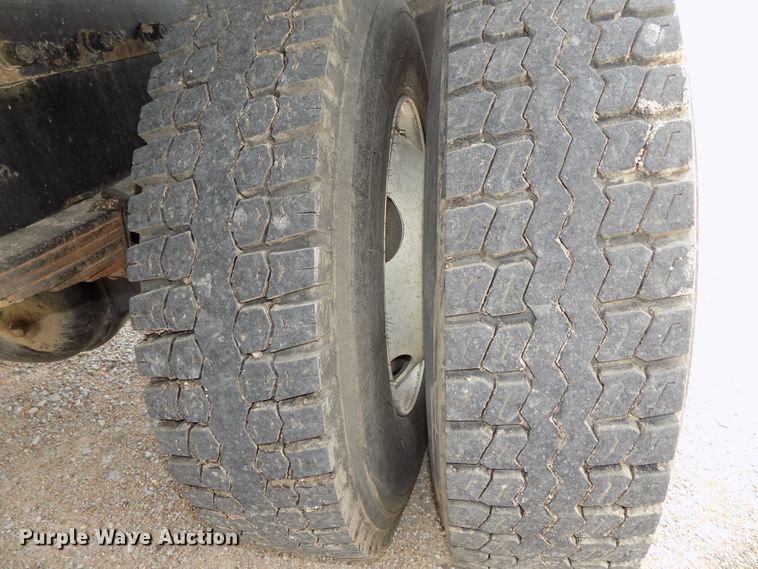 image for item DE7722 2001 Peterbilt 330 semi truck