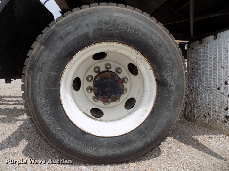 image for item DE7722 2001 Peterbilt 330 semi truck