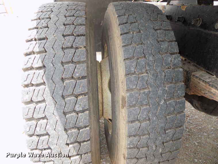 image for item DE7722 2001 Peterbilt 330 semi truck