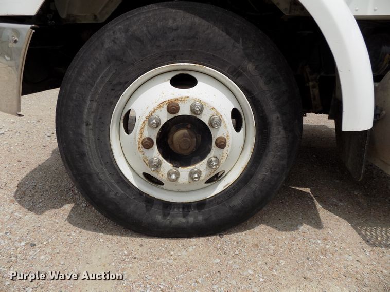 image for item DE7722 2001 Peterbilt 330 semi truck