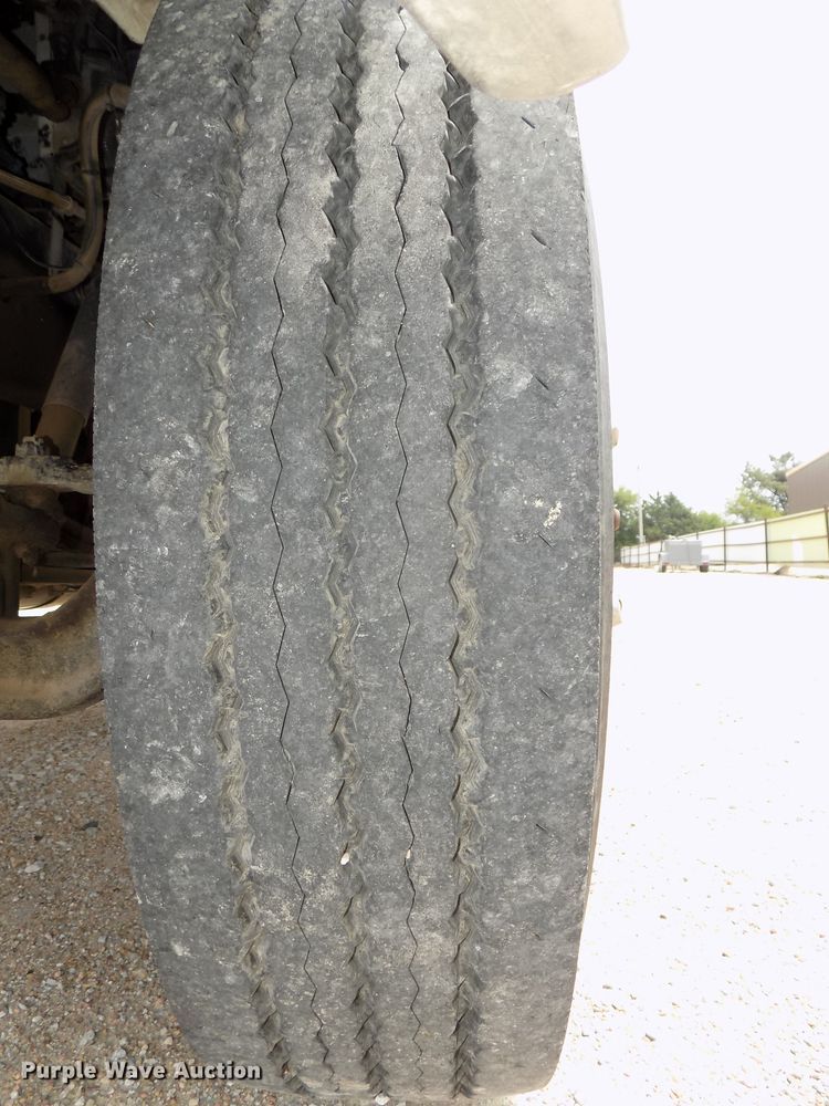 image for item DE7722 2001 Peterbilt 330 semi truck