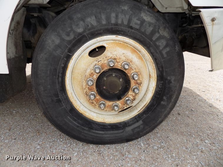 image for item DE7722 2001 Peterbilt 330 semi truck