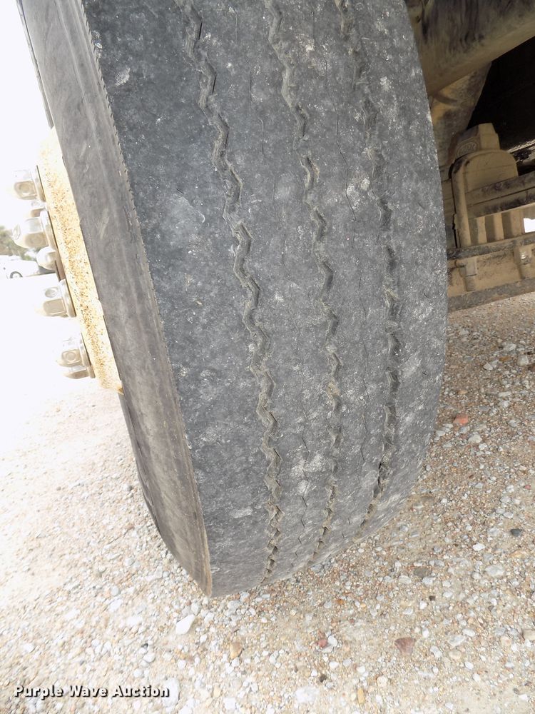 image for item DE7722 2001 Peterbilt 330 semi truck