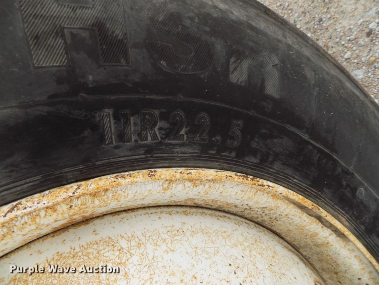 image for item DE7722 2001 Peterbilt 330 semi truck