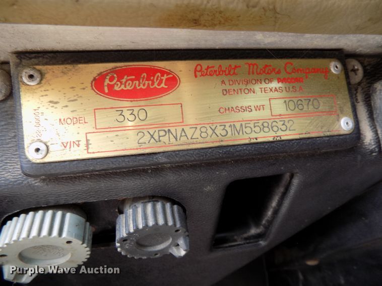 image for item DE7722 2001 Peterbilt 330 semi truck