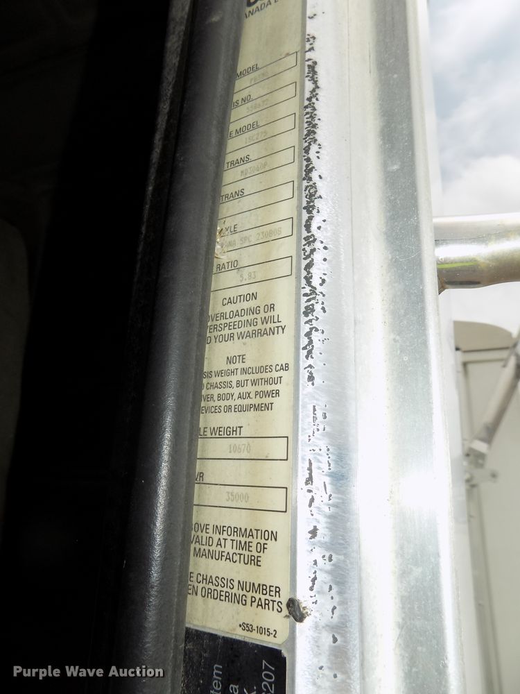 image for item DE7722 2001 Peterbilt 330 semi truck