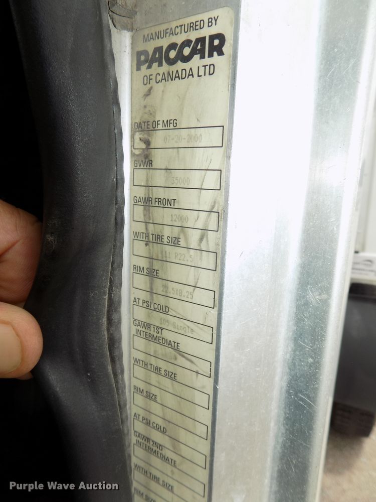 image for item DE7722 2001 Peterbilt 330 semi truck