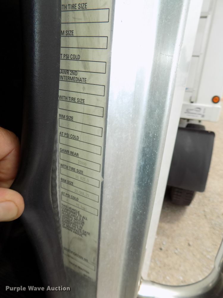 image for item DE7722 2001 Peterbilt 330 semi truck