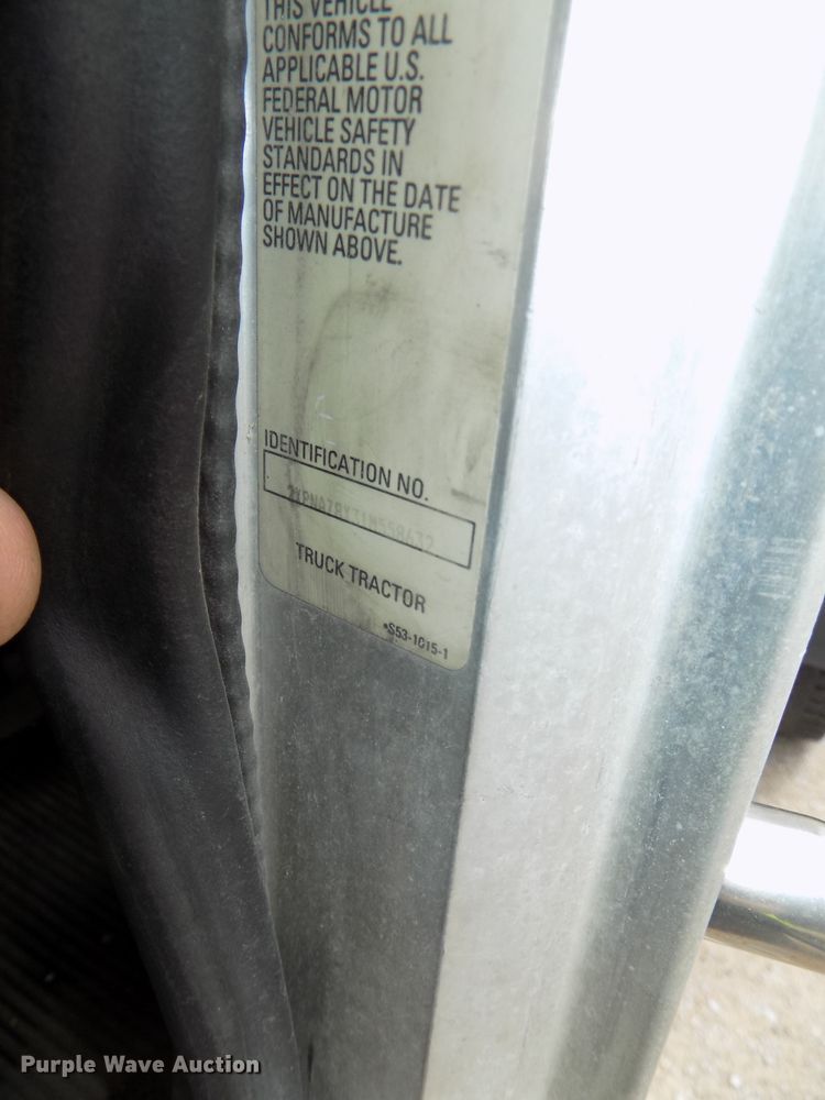image for item DE7722 2001 Peterbilt 330 semi truck