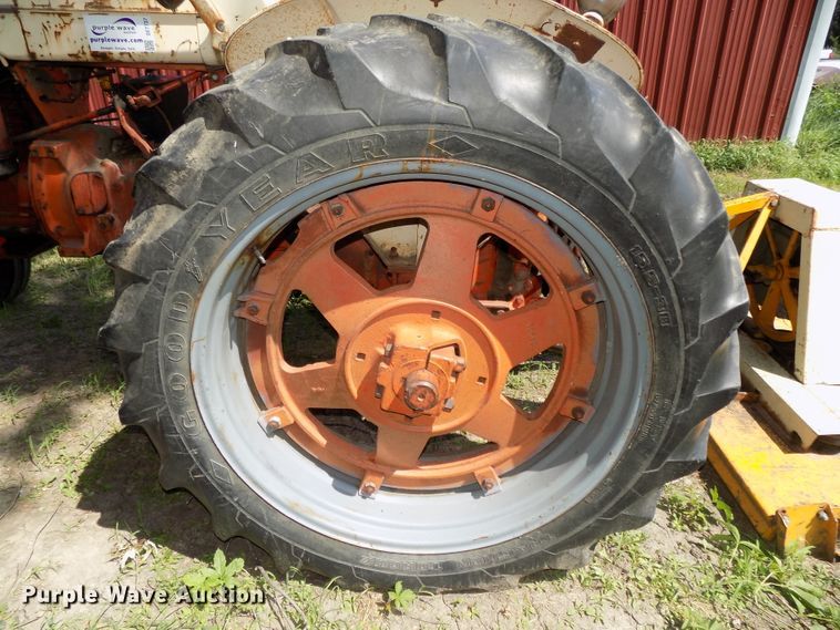 image for item DE7737 1958 Case 711B tractor