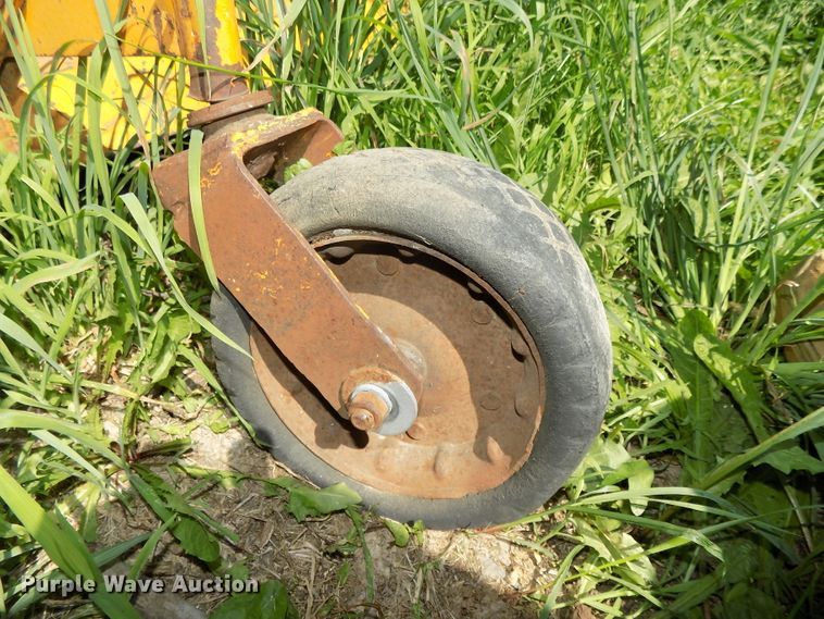 image for item DE7737 1958 Case 711B tractor