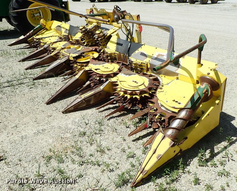 image for item DF1242 2003 John Deere 688 rotary forage head