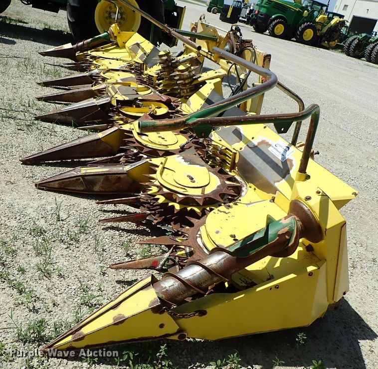 image for item DF1242 2003 John Deere 688 rotary forage head