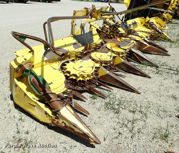 image for item DF1242 2003 John Deere 688 rotary forage head