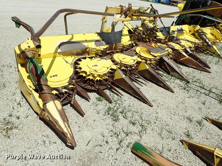 image for item DF1242 2003 John Deere 688 rotary forage head