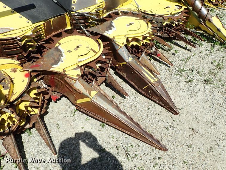 image for item DF1242 2003 John Deere 688 rotary forage head