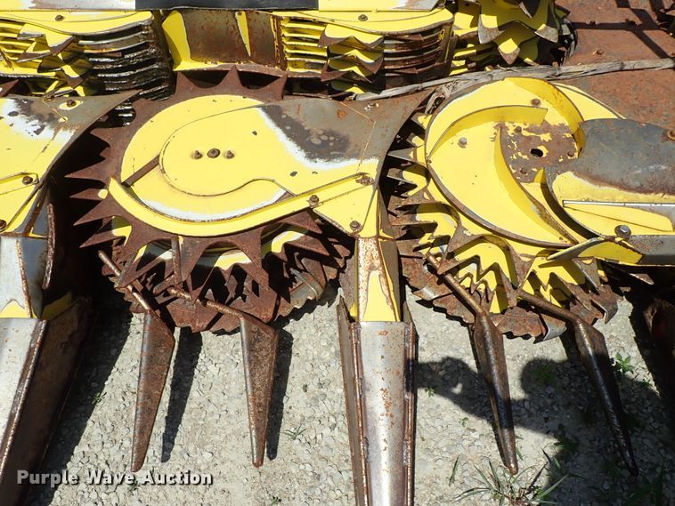 image for item DF1242 2003 John Deere 688 rotary forage head