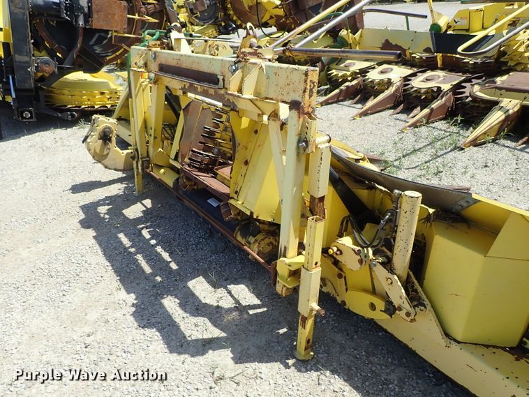 image for item DF1242 2003 John Deere 688 rotary forage head