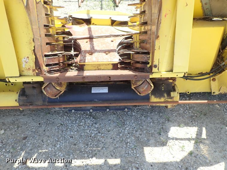 image for item DF1242 2003 John Deere 688 rotary forage head