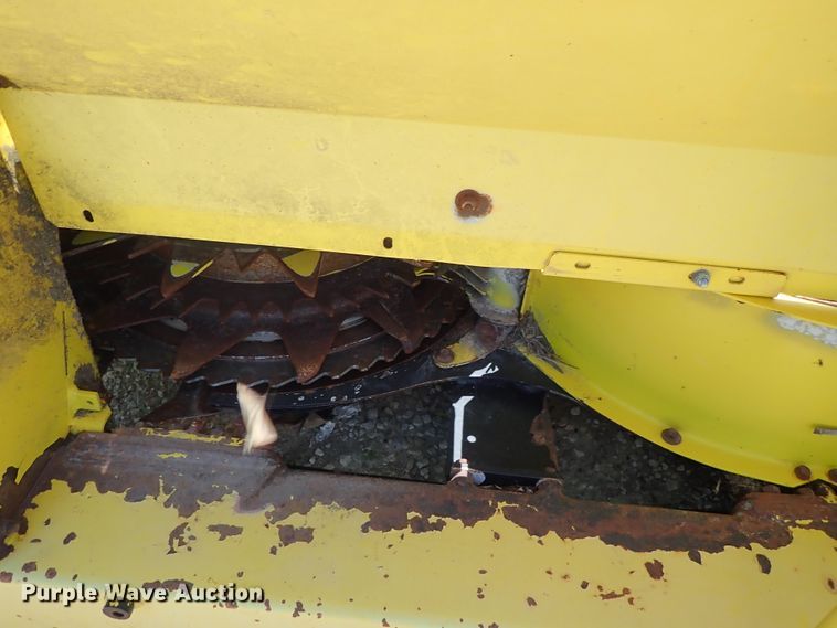 image for item DF1242 2003 John Deere 688 rotary forage head