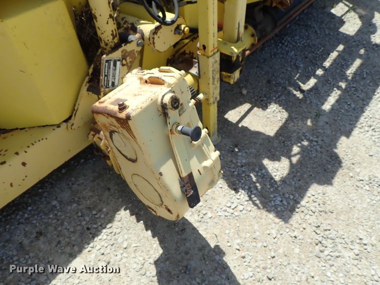 image for item DF1242 2003 John Deere 688 rotary forage head