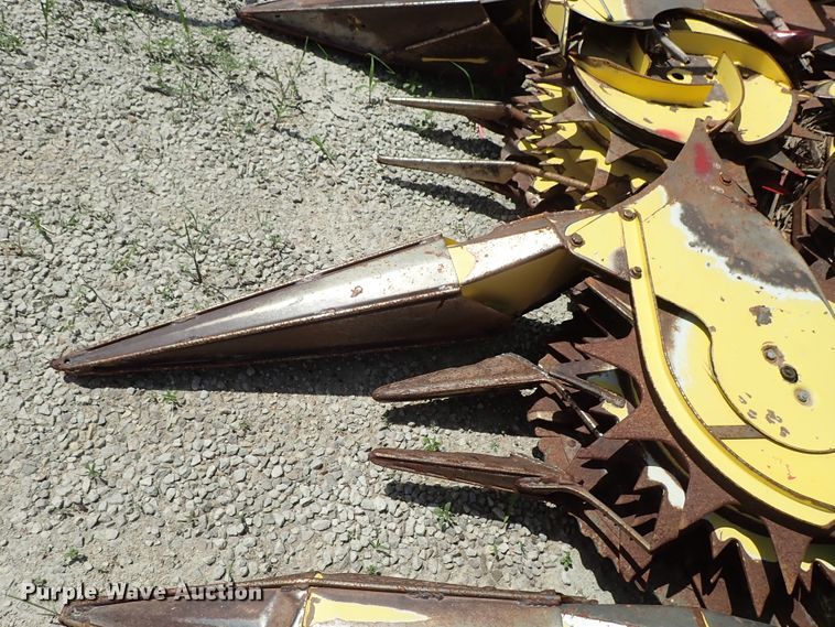 image for item DF1242 2003 John Deere 688 rotary forage head