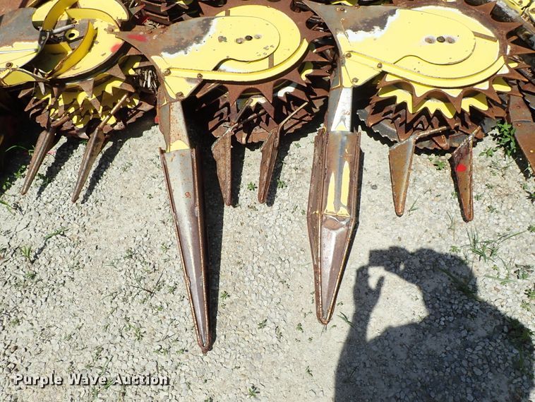 image for item DF1242 2003 John Deere 688 rotary forage head