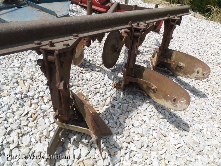 image for item DI0533 Three bottom plow
