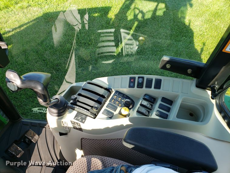 image for item ET9751 2015 John Deere 4066R MFWD tractor