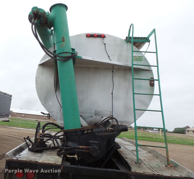 image for item FM9469 1981 Fontaine fertilizer/feed delivery trailer