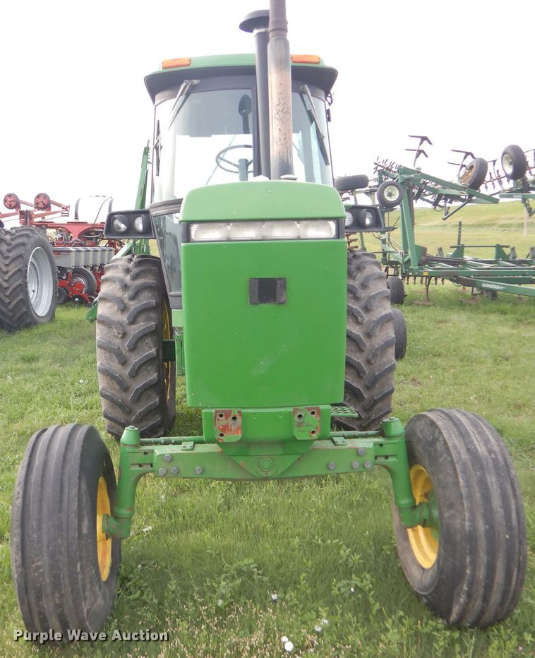 image for item FT9627 1988 John Deere 4250 tractor