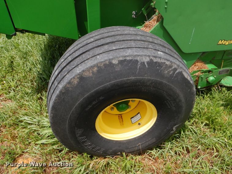 image for item GH9499 2009 John Deere 568 Mega Wide Plus round baler