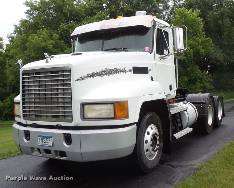 image for item DC4528 2001 Mack CH613 semi truck