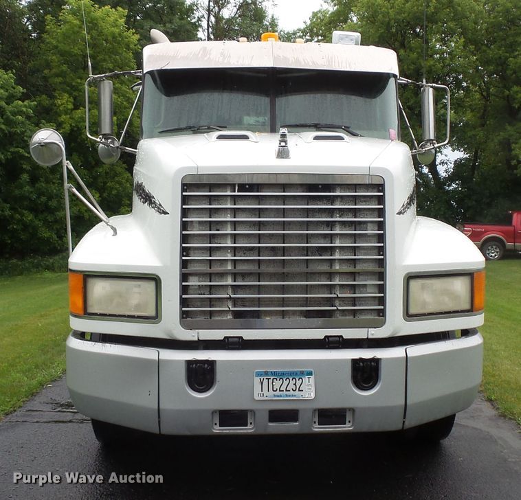 image for item DC4528 2001 Mack CH613 semi truck